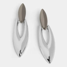 Load image into Gallery viewer, Bear Tooth Shape Earring
