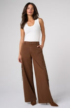 Load image into Gallery viewer, Mid rise cargo wide leg 31' ins
